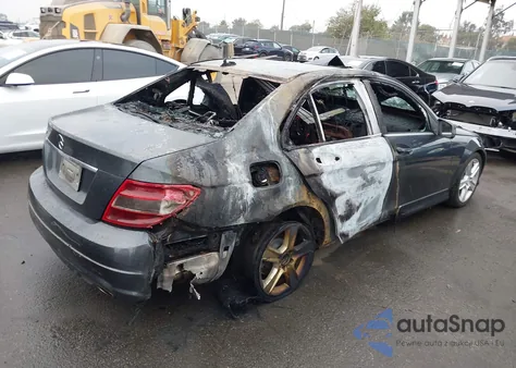 2011 Mercedes-Benz C 300 Sport z USA, uszkodzony, nr VIN WDDGF5EBXBA499803